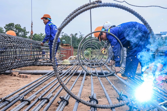 Nhà thầu tập trung nguồn lực đua tiến độ làm cầu Vân Phúc vượt sông Hồng từ những ngày đầu- Ảnh 7. Nhà thầu tập trung nguồn lực đua tiến độ làm cầu Vân Phúc vượt sông Hồng từ những ngày đầu- Ảnh 7.