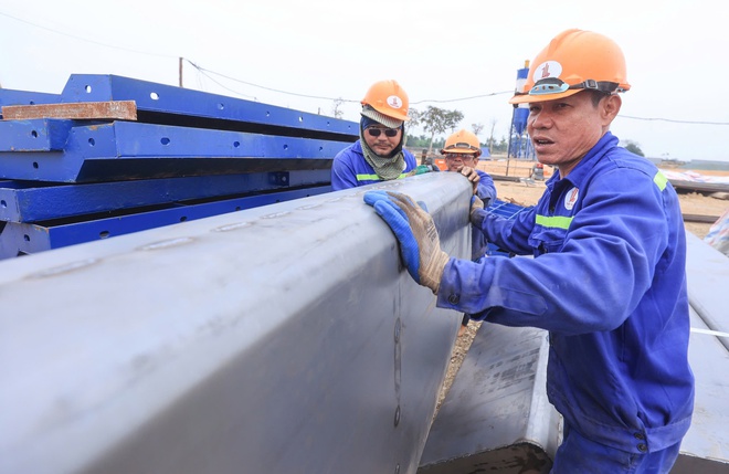 Nhà thầu tập trung nguồn lực đua tiến độ làm cầu Vân Phúc vượt sông Hồng từ những ngày đầu- Ảnh 11. Nhà thầu tập trung nguồn lực đua tiến độ làm cầu Vân Phúc vượt sông Hồng từ những ngày đầu- Ảnh 11.