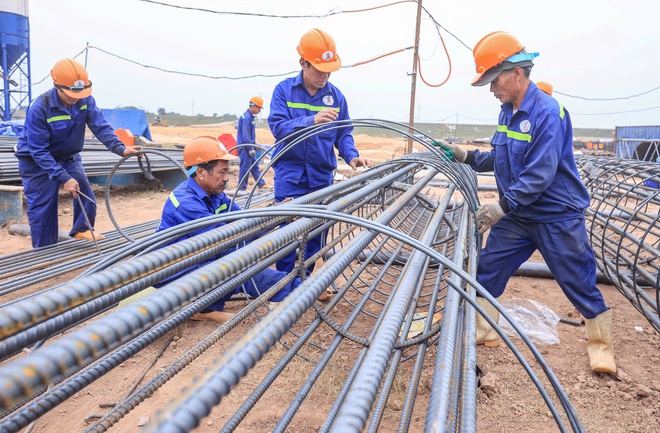 Nhà thầu tập trung nguồn lực đua tiến độ làm cầu Vân Phúc vượt sông Hồng từ những ngày đầu- Ảnh 5. Nhà thầu tập trung nguồn lực đua tiến độ làm cầu Vân Phúc vượt sông Hồng từ những ngày đầu- Ảnh 5.