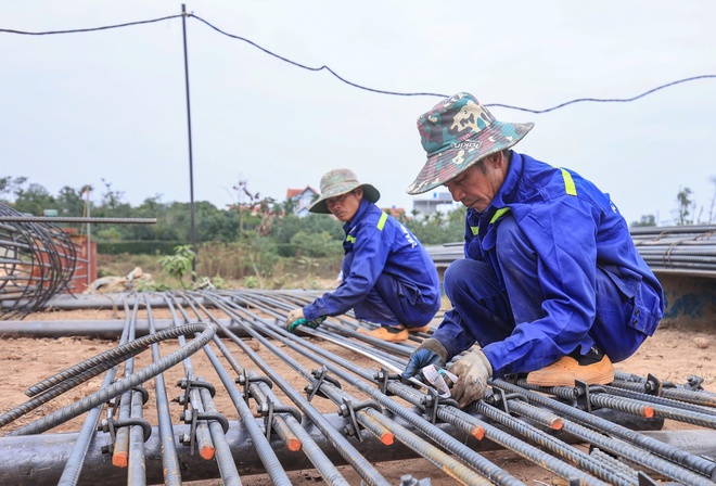 Nhà thầu tập trung nguồn lực đua tiến độ làm cầu Vân Phúc vượt sông Hồng từ những ngày đầu- Ảnh 6. Nhà thầu tập trung nguồn lực đua tiến độ làm cầu Vân Phúc vượt sông Hồng từ những ngày đầu- Ảnh 6.