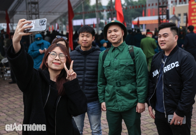 Gi&acirc;y ph&uacute;t bịn rịn tiễn thanh ni&ecirc;n Thủ đ&ocirc; l&ecirc;n đường nhập ngũ- Ảnh 6.