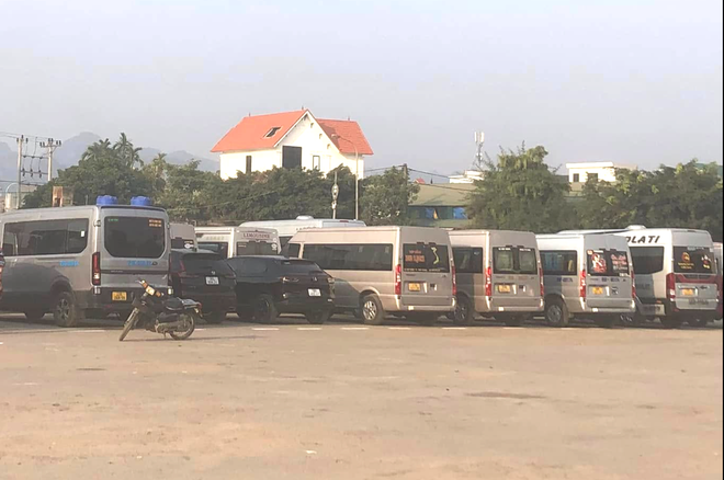 Đ&ocirc;ng kh&aacute;ch, xe hợp đồng chạy kh&ocirc;ng xuể dịp Tết- Ảnh 4.