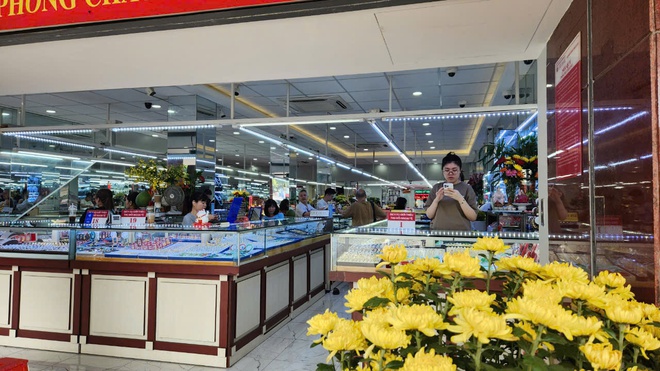 Trước ngày vía Thần Tài, cửa hàng vàng ở TP.HCM nơi đông, chỗ vắng- Ảnh 5. Trước ngày vía Thần Tài, cửa hàng vàng ở TP.HCM nơi đông, chỗ vắng- Ảnh 5.