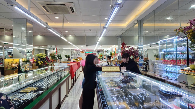 Trước ngày vía Thần Tài, cửa hàng vàng ở TP.HCM nơi đông, chỗ vắng- Ảnh 4. Trước ngày vía Thần Tài, cửa hàng vàng ở TP.HCM nơi đông, chỗ vắng- Ảnh 4.