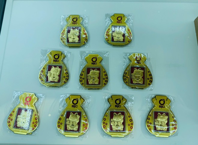 Nhiều cửa hàng vàng ở TP.HCM vắng khách lạ thường trong ngày vía Thần Tài- Ảnh 3. Nhiều cửa hàng vàng ở TP.HCM vắng khách lạ thường trong ngày vía Thần Tài- Ảnh 3.