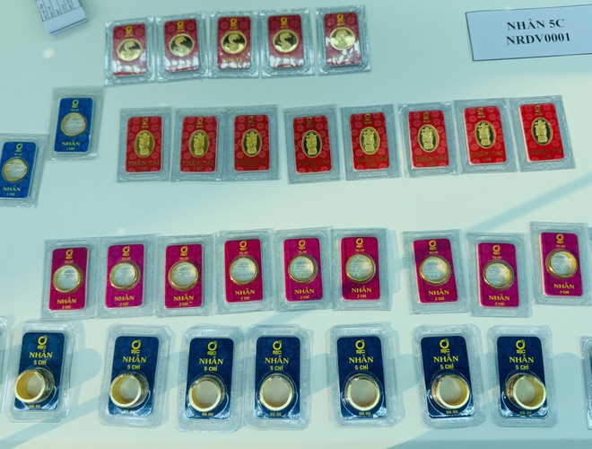 Nhiều cửa hàng vàng ở TP.HCM vắng khách lạ thường trong ngày vía Thần Tài- Ảnh 4. Nhiều cửa hàng vàng ở TP.HCM vắng khách lạ thường trong ngày vía Thần Tài- Ảnh 4.