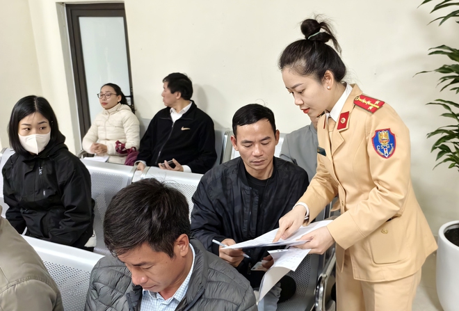 Ng&agrave;y đầu tiếp nhận, CSGT xử l&yacute; hồ sơ cấp đổi bằng l&aacute;i xe thế n&agrave;o?- Ảnh 4.