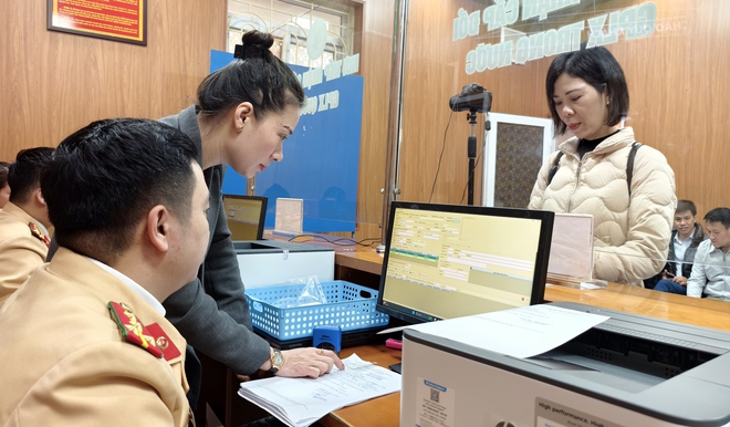 Ng&agrave;y đầu tiếp nhận, CSGT xử l&yacute; hồ sơ cấp đổi bằng l&aacute;i xe thế n&agrave;o?- Ảnh 11.