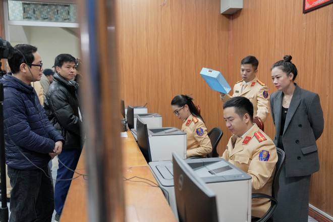 Ng&agrave;y đầu tiếp nhận, CSGT xử l&yacute; hồ sơ cấp đổi bằng l&aacute;i xe thế n&agrave;o?- Ảnh 10.