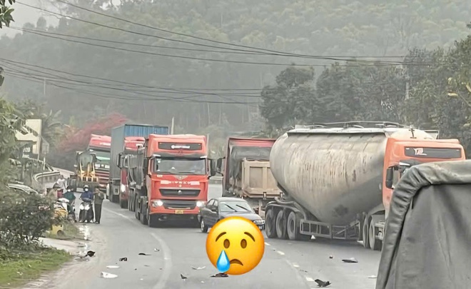 Bất cẩn khi sang đường, người đ&agrave;n &ocirc;ng bị xe đầu k&eacute;o c&aacute;n tử vong- Ảnh 1.