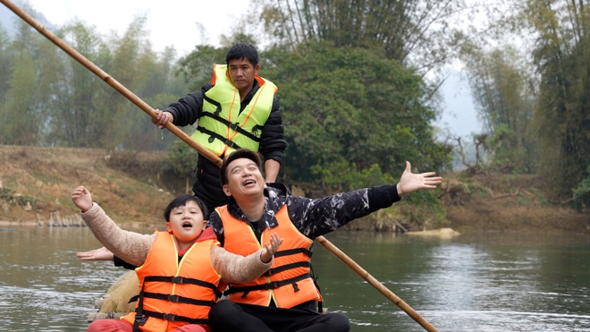 Đỗ Ho&agrave;ng Hiệp song ca c&ugrave;ng "fan cứng" trong MV mới - Ảnh 4.