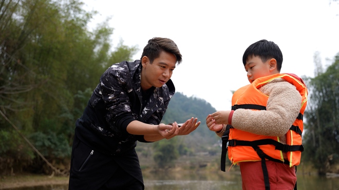 Đỗ Ho&agrave;ng Hiệp song ca c&ugrave;ng "fan cứng" trong MV mới - Ảnh 6.