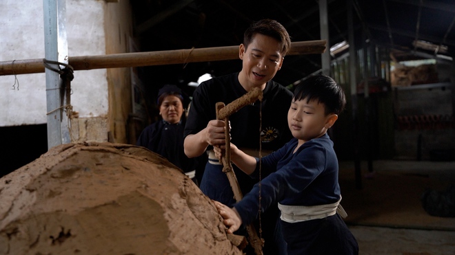 Đỗ Ho&agrave;ng Hiệp song ca c&ugrave;ng "fan cứng" trong MV mới - Ảnh 11.