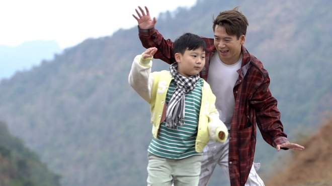 Đỗ Ho&agrave;ng Hiệp song ca c&ugrave;ng "fan cứng" trong MV mới - Ảnh 3.