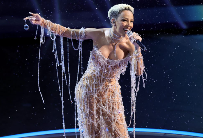 Clip: Lisa (BlackPink) đu d&acirc;y, khoe vũ đạo bốc lửa khi h&aacute;t nhạc phim 007 tại Oscar 2025- Ảnh 2.