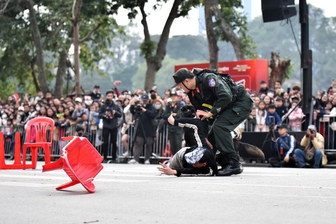 M&atilde;n nh&atilde;n m&agrave;n biểu diễn tấn c&ocirc;ng tội phạm của lực lượng cảnh khuyển, kỵ binh- Ảnh 11.