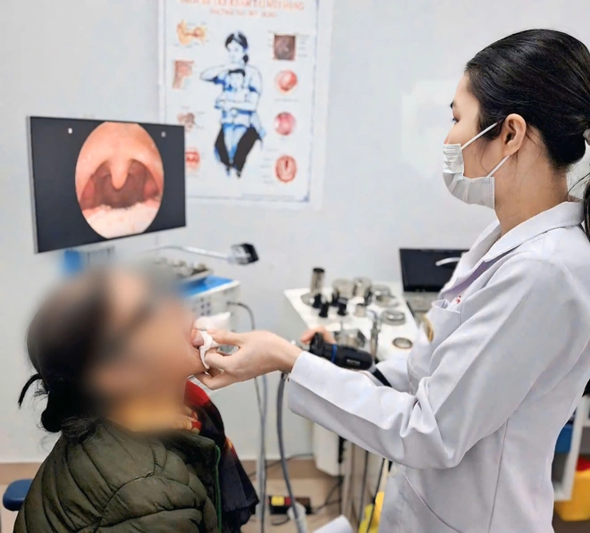 Cụ b&agrave; ho dai dẳng nhiều tuần, bất ngờ thủ phạm ẩn m&igrave;nh trong amidan- Ảnh 1.