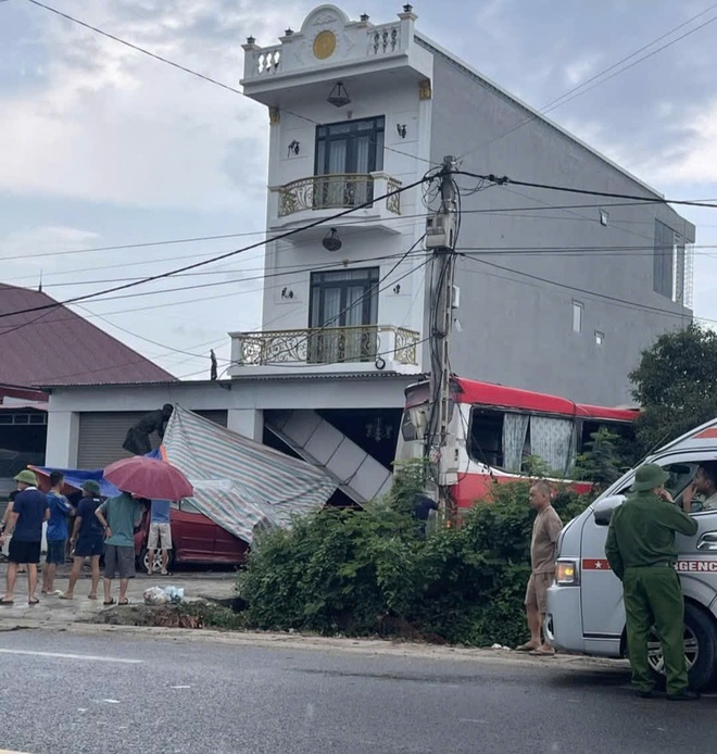 Xe con đấu đầu xe kh&aacute;ch rồi lao v&agrave;o nh&agrave; d&acirc;n, 1 người tử vong, 2 người trọng thương- Ảnh 1.