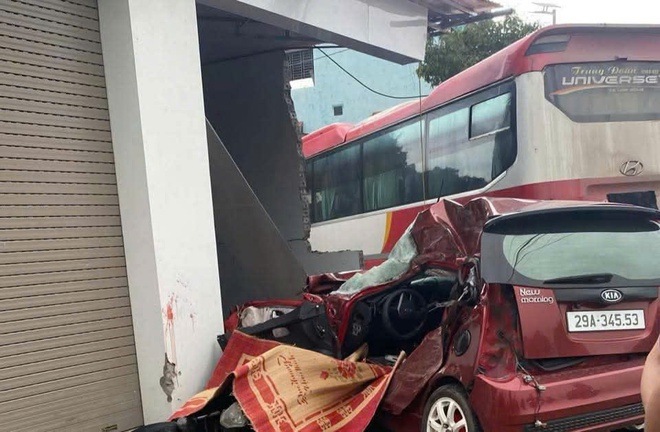 Xe con đấu đầu xe kh&aacute;ch rồi lao v&agrave;o nh&agrave; d&acirc;n, 1 người tử vong, 2 người trọng thương- Ảnh 2.