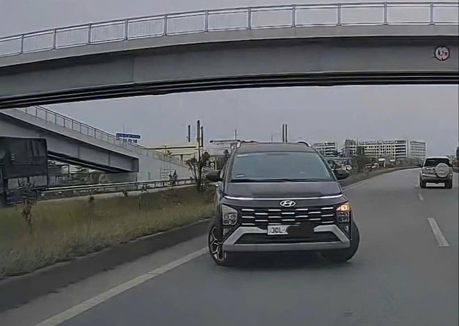 Phạt đến 40 triệu đồng, trừ 10 điểm GPLX nam t&agrave;i xế đi ngược chiều tr&ecirc;n cao tốc - Ảnh 2.