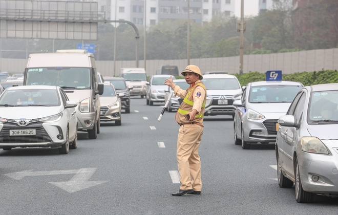 Xe cộ ken kín cửa ngõ Hà Nội ngày cuối nghỉ lễ Giỗ Tổ Hùng Vương- Ảnh 5. Xe cộ ken kín cửa ngõ Hà Nội ngày cuối nghỉ lễ Giỗ Tổ Hùng Vương- Ảnh 5.