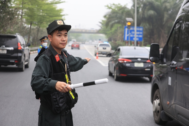 Xe cộ ken kín cửa ngõ Hà Nội ngày cuối nghỉ lễ Giỗ Tổ Hùng Vương- Ảnh 6. Xe cộ ken kín cửa ngõ Hà Nội ngày cuối nghỉ lễ Giỗ Tổ Hùng Vương- Ảnh 6.