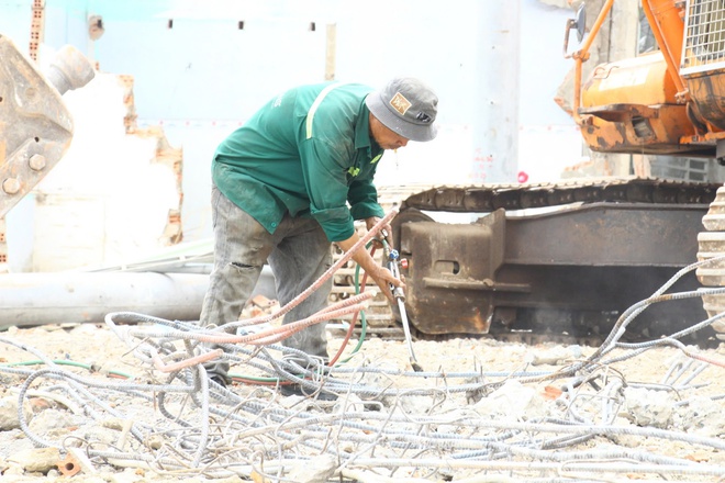 C&ocirc;ng nh&acirc;n miệt m&agrave;i thi c&ocirc;ng xuy&ecirc;n lễ tr&ecirc;n những c&ocirc;ng tr&igrave;nh trọng điểm ph&iacute;a Nam- Ảnh 12.