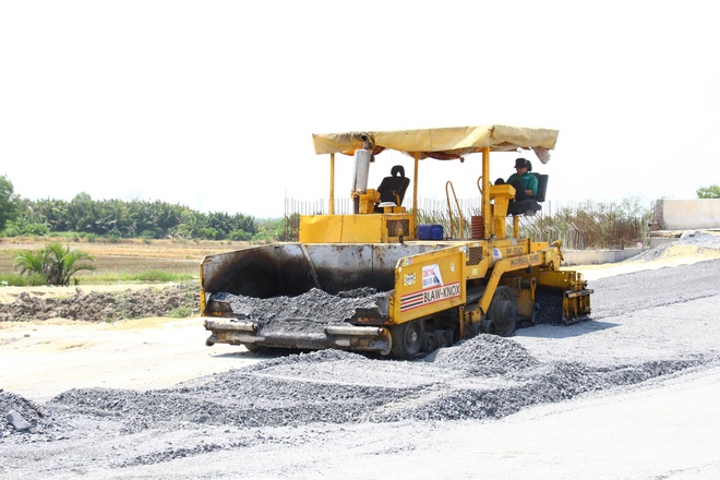 C&ocirc;ng nh&acirc;n miệt m&agrave;i thi c&ocirc;ng xuy&ecirc;n lễ tr&ecirc;n những c&ocirc;ng tr&igrave;nh trọng điểm ph&iacute;a Nam- Ảnh 16.