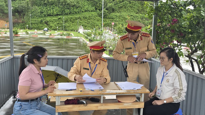 169 thí sinh dự kỳ thi sát hạch GPLX đầu tiên do Công an Yên Bái tổ chức- Ảnh 13. 169 thí sinh dự kỳ thi sát hạch GPLX đầu tiên do Công an Yên Bái tổ chức- Ảnh 13.