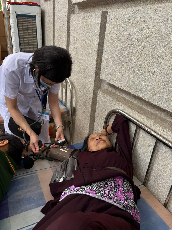 97 người đi chiêm bái xá lợi Phật bị say nắng nóng được cấp cứu- Ảnh 2. 97 người đi chiêm bái xá lợi Phật bị say nắng nóng được cấp cứu- Ảnh 2.