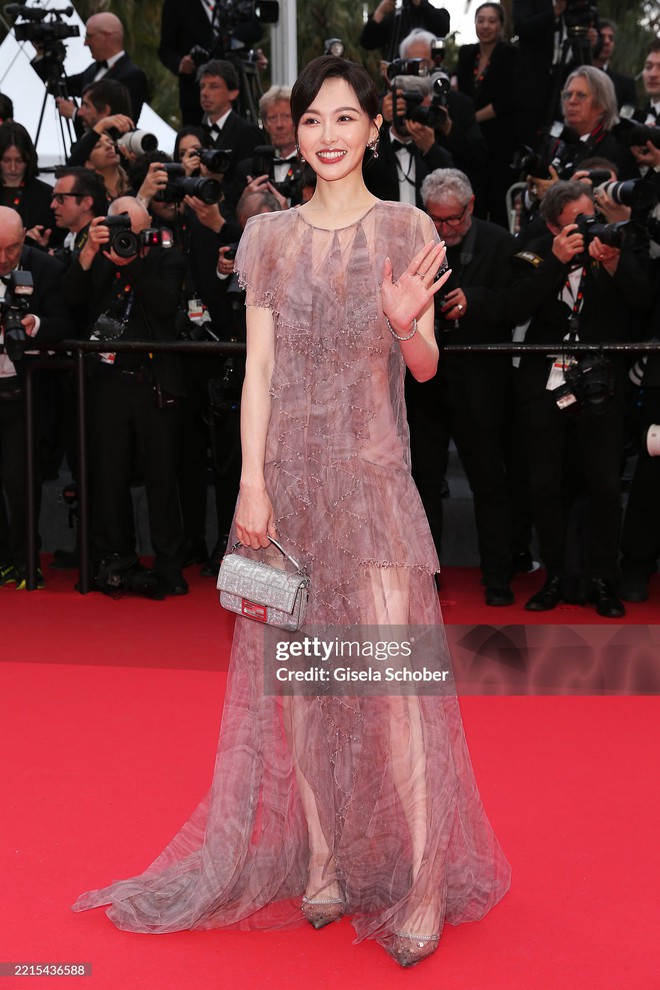 Nữ diễn vi&ecirc;n Emma Stone bị ong tấn c&ocirc;ng tr&ecirc;n thảm đỏ Li&ecirc;n hoan phim Cannes 2025- Ảnh 13.