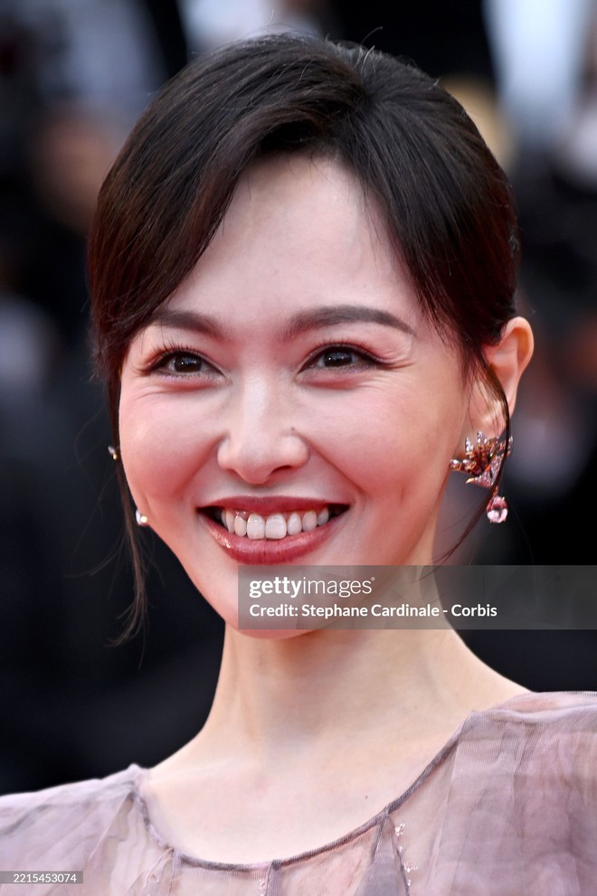 Nữ diễn vi&ecirc;n Emma Stone bị ong tấn c&ocirc;ng tr&ecirc;n thảm đỏ Li&ecirc;n hoan phim Cannes 2025- Ảnh 14.