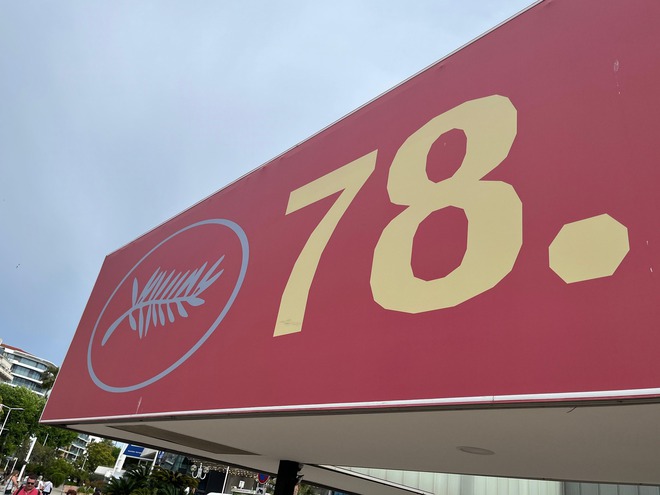 Khán giả "xí chỗ" xem sự kiện thảm đỏ trước ngày khai mạc LHP Cannes 2025- Ảnh 1. Khán giả "xí chỗ" xem sự kiện thảm đỏ trước ngày khai mạc LHP Cannes 2025- Ảnh 1.