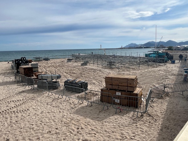 Khán giả "xí chỗ" xem sự kiện thảm đỏ trước ngày khai mạc LHP Cannes 2025- Ảnh 6. Khán giả "xí chỗ" xem sự kiện thảm đỏ trước ngày khai mạc LHP Cannes 2025- Ảnh 6.