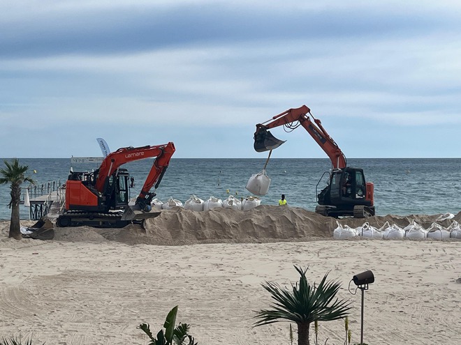 Khán giả "xí chỗ" xem sự kiện thảm đỏ trước ngày khai mạc LHP Cannes 2025- Ảnh 5. Khán giả "xí chỗ" xem sự kiện thảm đỏ trước ngày khai mạc LHP Cannes 2025- Ảnh 5.