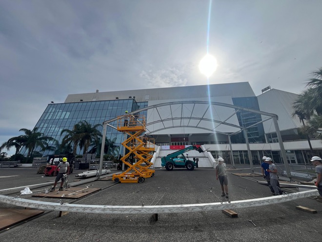 Khán giả "xí chỗ" xem sự kiện thảm đỏ trước ngày khai mạc LHP Cannes 2025- Ảnh 2. Khán giả "xí chỗ" xem sự kiện thảm đỏ trước ngày khai mạc LHP Cannes 2025- Ảnh 2.