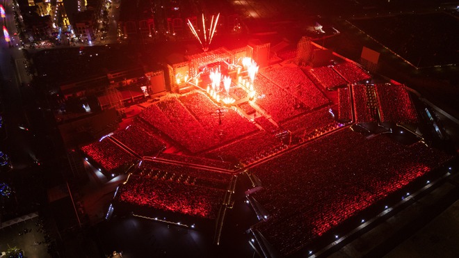 Kh&aacute;n giả &ldquo;quẩy&rdquo; nhiệt t&igrave;nh dưới cơn mưa nh&acirc;n tạo tại concert Anh trai vượt ng&agrave;n ch&ocirc;ng gai- Ảnh 4.
