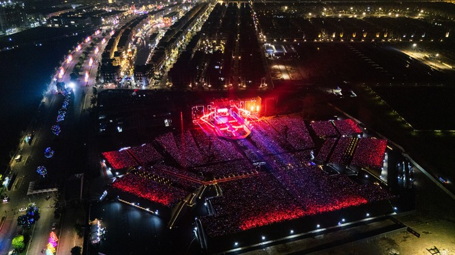 Kh&aacute;n giả &ldquo;quẩy&rdquo; nhiệt t&igrave;nh dưới cơn mưa nh&acirc;n tạo tại concert Anh trai vượt ng&agrave;n ch&ocirc;ng gai- Ảnh 3.