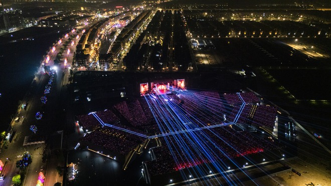 Kh&aacute;n giả &ldquo;quẩy&rdquo; nhiệt t&igrave;nh dưới cơn mưa nh&acirc;n tạo tại concert Anh trai vượt ng&agrave;n ch&ocirc;ng gai- Ảnh 2.