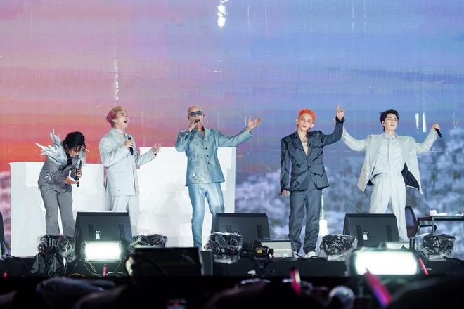 Kh&aacute;n giả &ldquo;quẩy&rdquo; nhiệt t&igrave;nh dưới cơn mưa nh&acirc;n tạo tại concert Anh trai vượt ng&agrave;n ch&ocirc;ng gai- Ảnh 5.