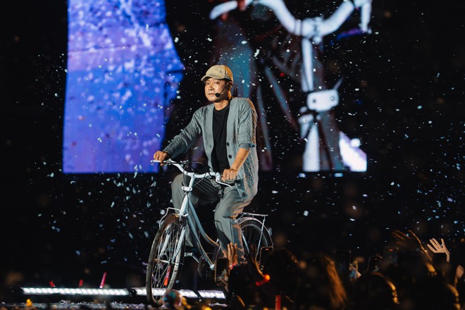 Kh&aacute;n giả &ldquo;quẩy&rdquo; nhiệt t&igrave;nh dưới cơn mưa nh&acirc;n tạo tại concert Anh trai vượt ng&agrave;n ch&ocirc;ng gai- Ảnh 10.