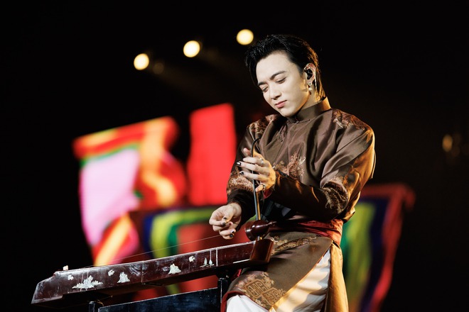 Kh&aacute;n giả &ldquo;quẩy&rdquo; nhiệt t&igrave;nh dưới cơn mưa nh&acirc;n tạo tại concert Anh trai vượt ng&agrave;n ch&ocirc;ng gai- Ảnh 7.