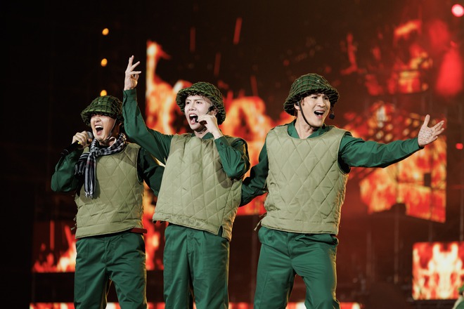 Kh&aacute;n giả &ldquo;quẩy&rdquo; nhiệt t&igrave;nh dưới cơn mưa nh&acirc;n tạo tại concert Anh trai vượt ng&agrave;n ch&ocirc;ng gai- Ảnh 8.