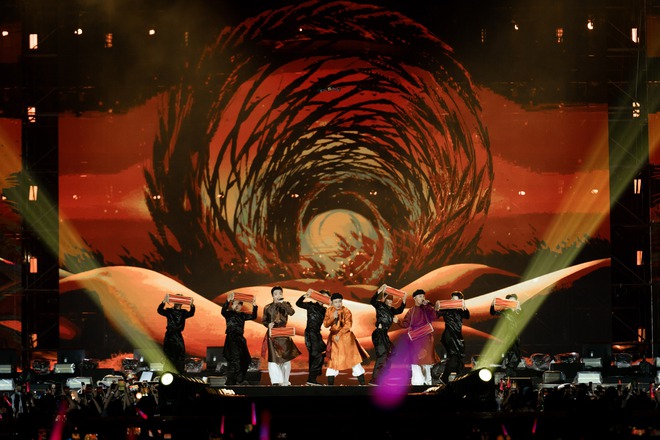Kh&aacute;n giả &ldquo;quẩy&rdquo; nhiệt t&igrave;nh dưới cơn mưa nh&acirc;n tạo tại concert Anh trai vượt ng&agrave;n ch&ocirc;ng gai- Ảnh 9.