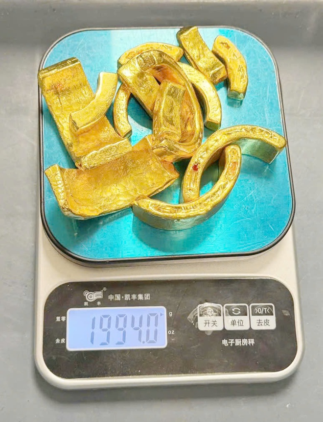 Du kh&aacute;ch Trung Quốc giấu gần 2kg v&agrave;ng trong ống k&iacute;nh m&aacute;y ảnh qua s&acirc;n bay Nội B&agrave;i- Ảnh 2.