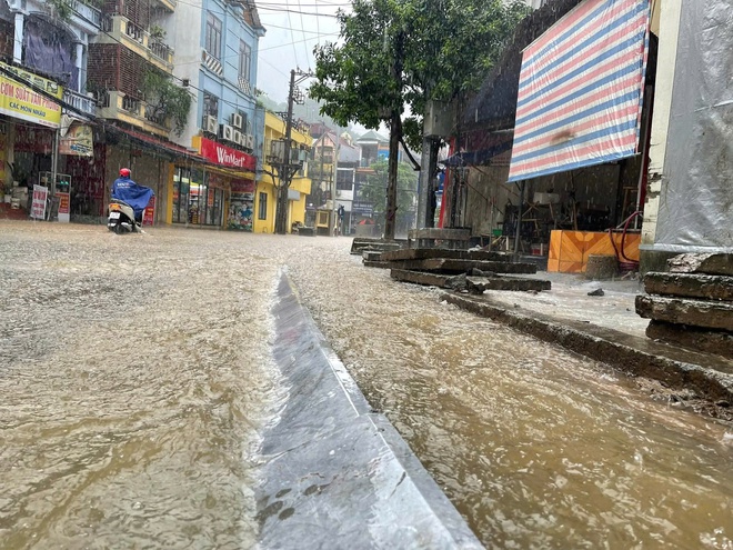 Mưa lớn k&eacute;o d&agrave;i, nhiều đường phố ở TP Y&ecirc;n B&aacute;i ngập &uacute;ng- Ảnh 1.