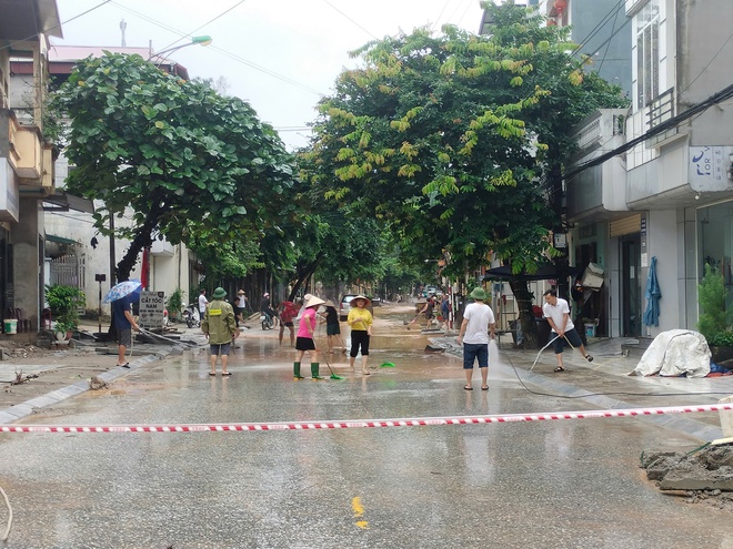Mưa lớn k&eacute;o d&agrave;i, nhiều đường phố ở TP Y&ecirc;n B&aacute;i ngập &uacute;ng- Ảnh 2.