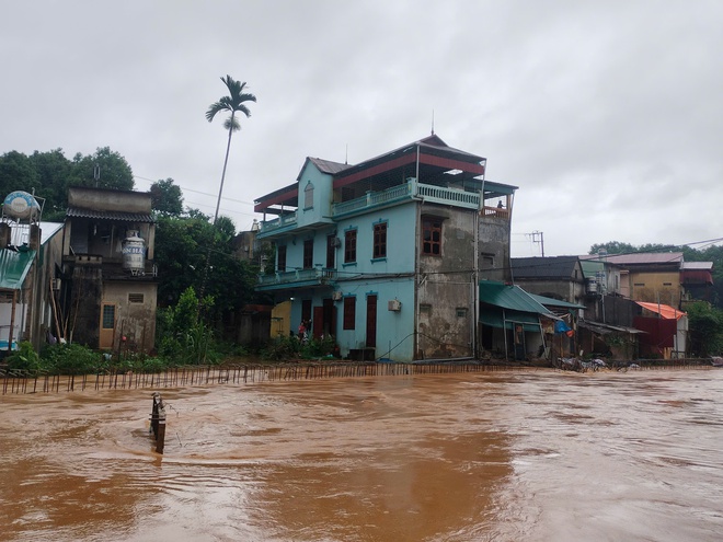 Mưa lớn k&eacute;o d&agrave;i, nhiều đường phố ở TP Y&ecirc;n B&aacute;i ngập &uacute;ng- Ảnh 3.