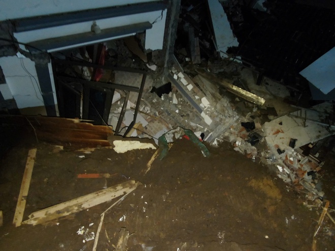 B&agrave;ng ho&agrave;ng khoảnh khắc đất đ&aacute; v&ugrave;i lấp 2 ng&ocirc;i nh&agrave;, 5 người thương vong ở L&agrave;o Cai- Ảnh 3.