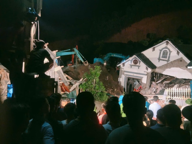 B&agrave;ng ho&agrave;ng khoảnh khắc đất đ&aacute; v&ugrave;i lấp 2 ng&ocirc;i nh&agrave;, 5 người thương vong ở L&agrave;o Cai- Ảnh 4.